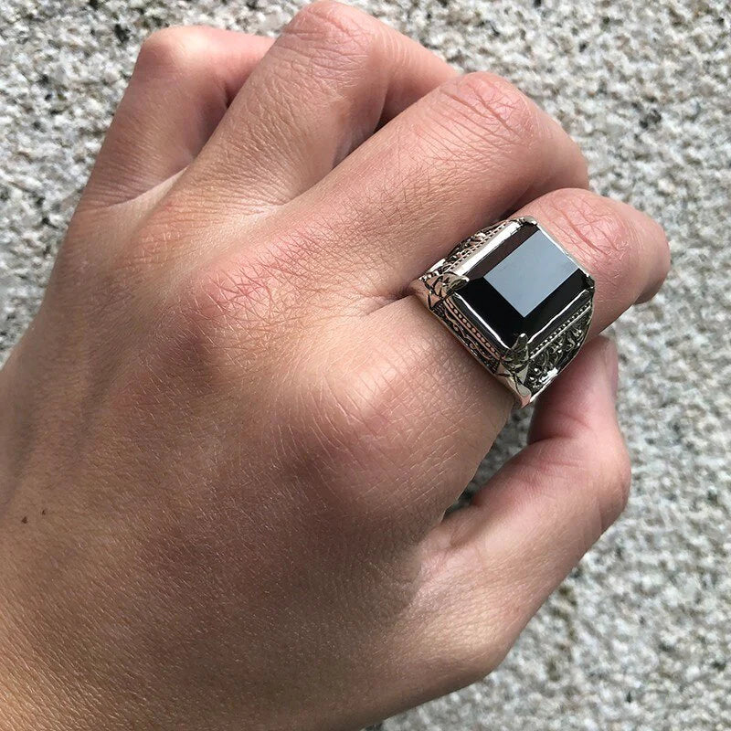 "Exquisite 925 Silver Black Zircon Ring - Elegant Unisex Thai Silver Jewelry with Engraved Flower Design and Synthetic Onyx"