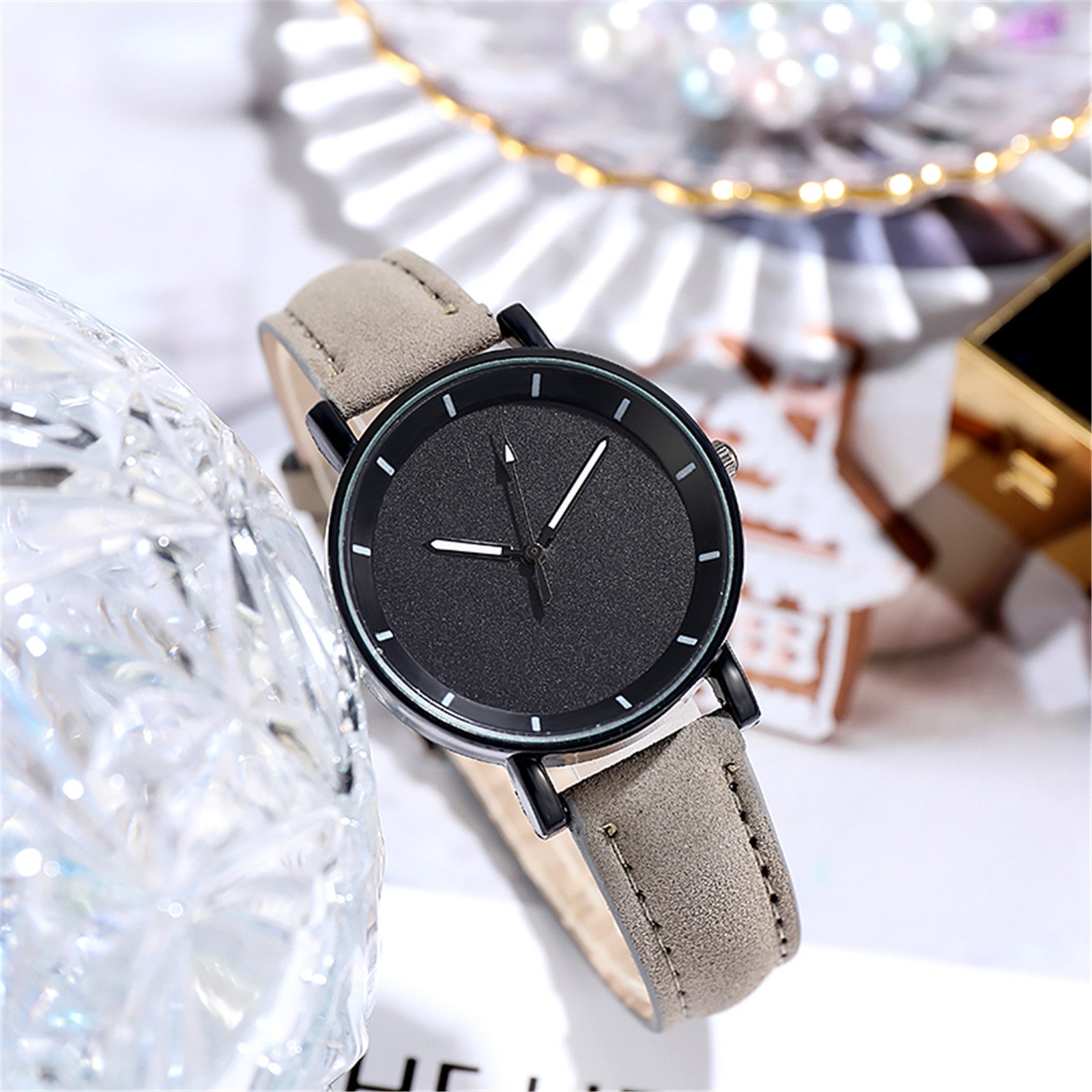 "Stylish Stainless Steel Quartz Watch for Ladies - Elegant Bracelet Wristwatch for Casual and Formal Wear"